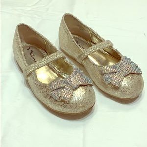 Girls platino crackle shoes.